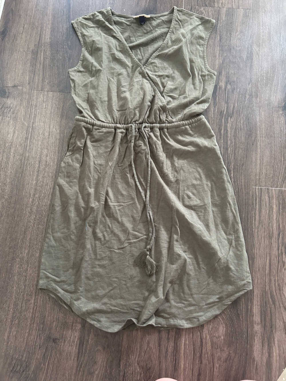 Universal Thread size M Sleeveless V-Neck Drawstring Waist Dress in Olive Green